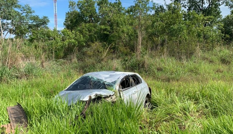 Várzea Grande | Casal fica ferido após motorista bater carro em pneu de caminhão e sair da pista