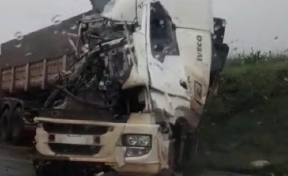 Mato Grosso | Acidente entre duas carretas deixa motorista ferido