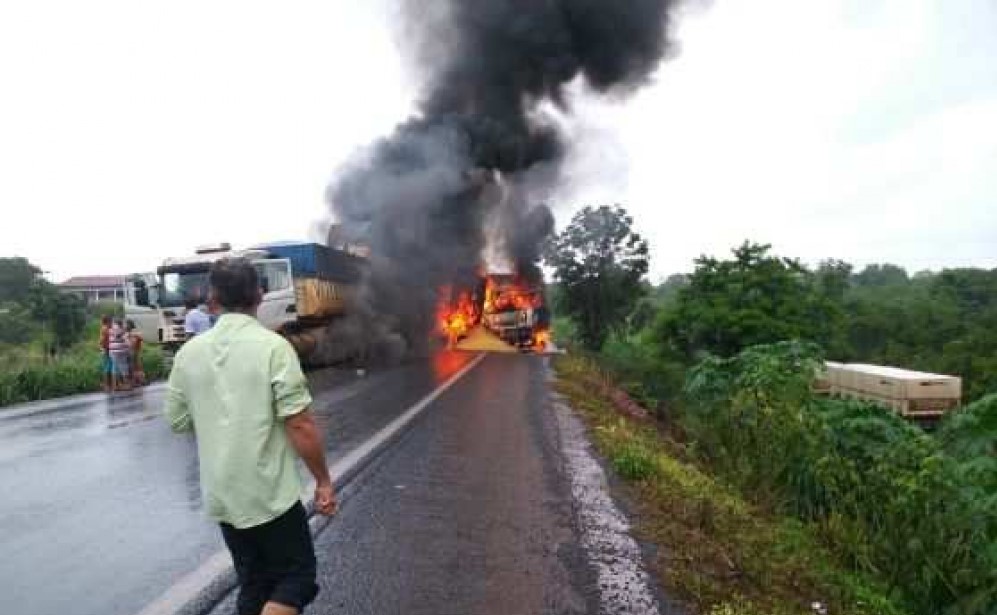 BR-364 é interditada após duas carretas baterem e uma delas pegar fogo