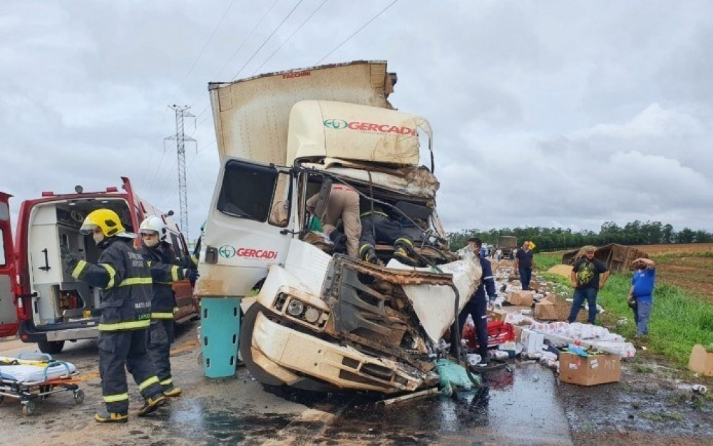 Sorriso | Três veículos de carga se chocam na BR-163 e motorista fica preso às ferragens