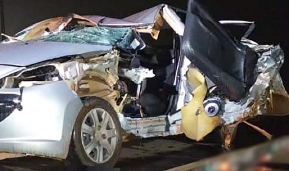 Sorriso | Peugeot fica ‘moído’ após bater contra caminhão em rodovia