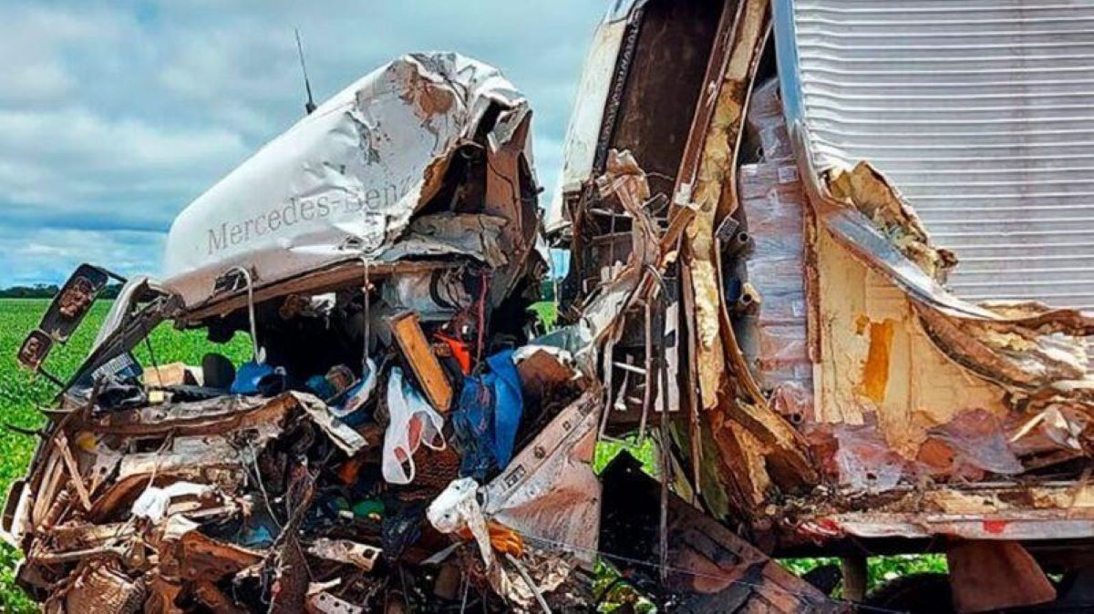 Mato Grosso | Dois motoristas morrem após batida de frente entre carretas