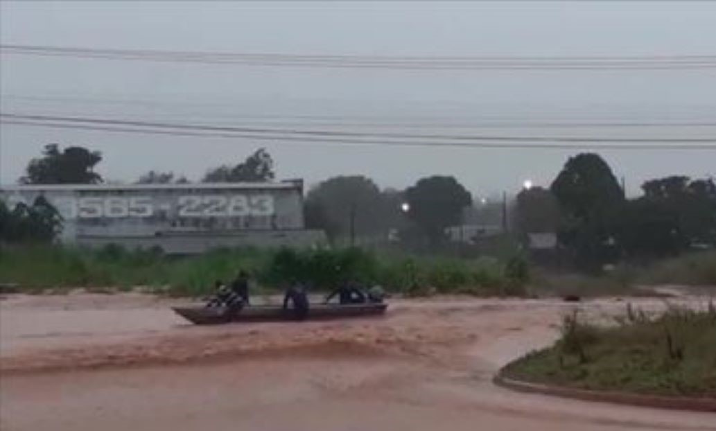 Chuva intensa e duradoura alaga ruas e casas em Aripuanã