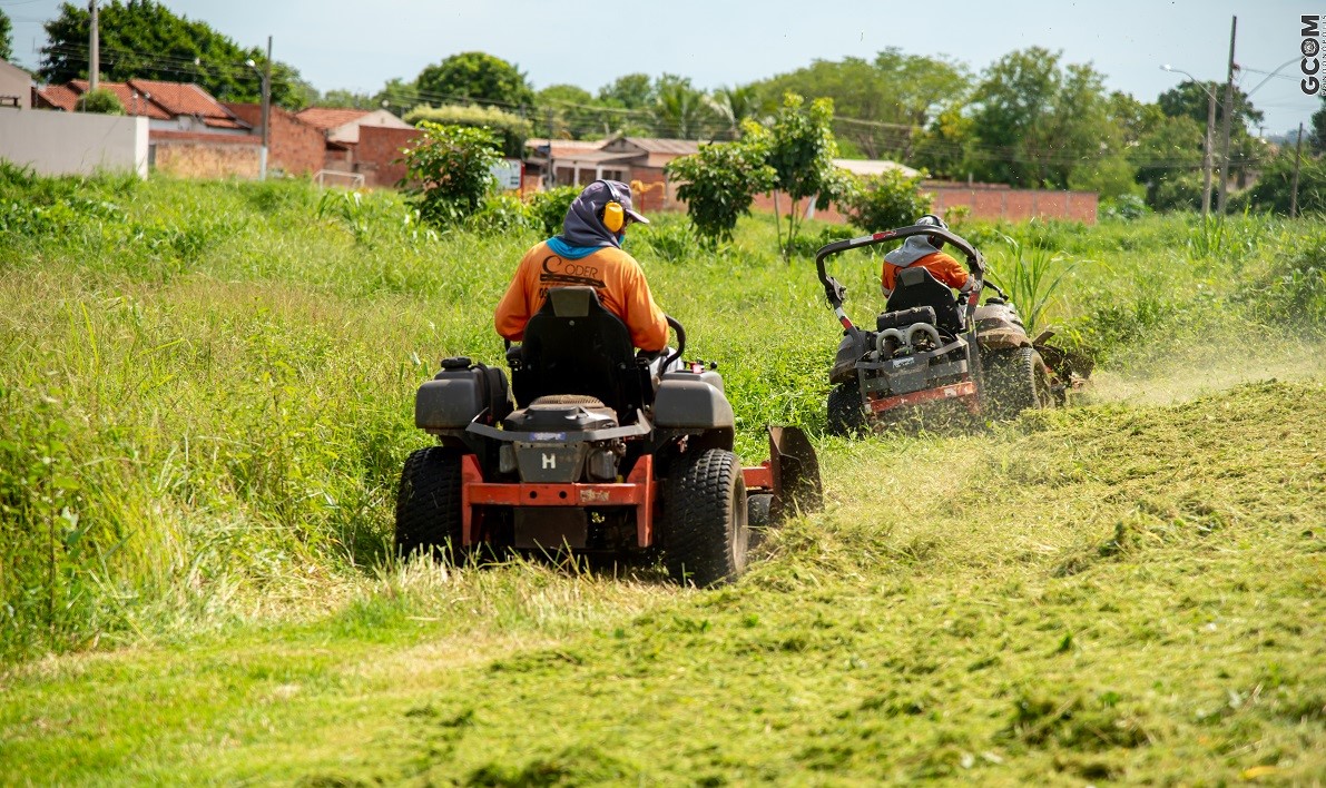 Rondonópolis |  Áreas verdes do Nova Era e Jardim Liberdade recebem limpeza e poda de árvores
