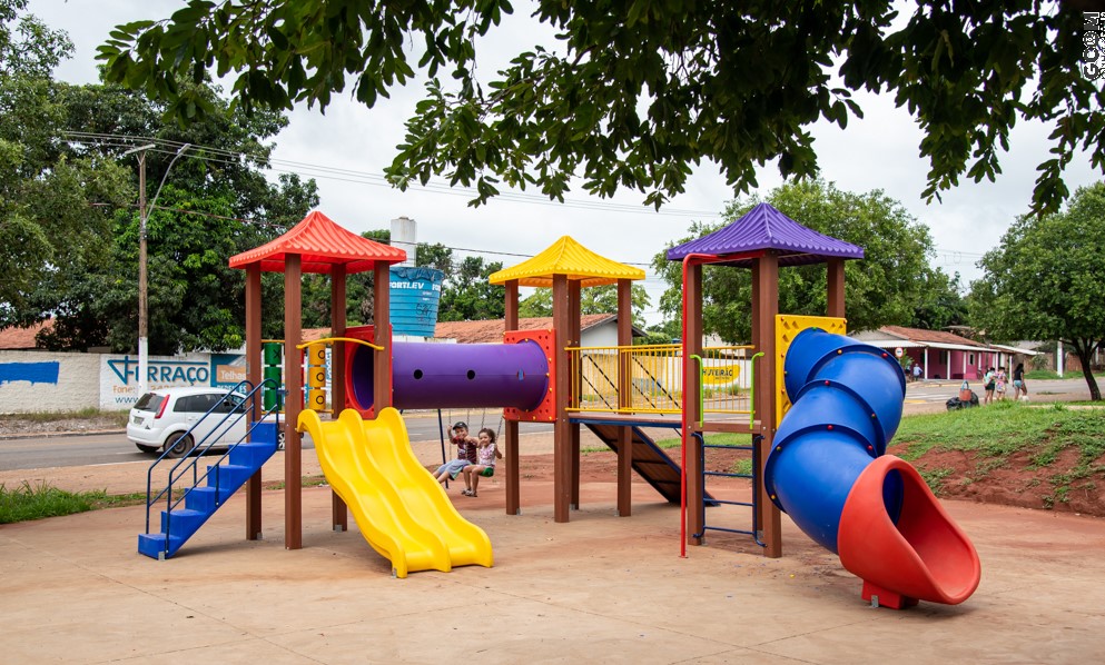Cerca de 25 playgrounds estão sendo instalados em praças de Rondonópolis