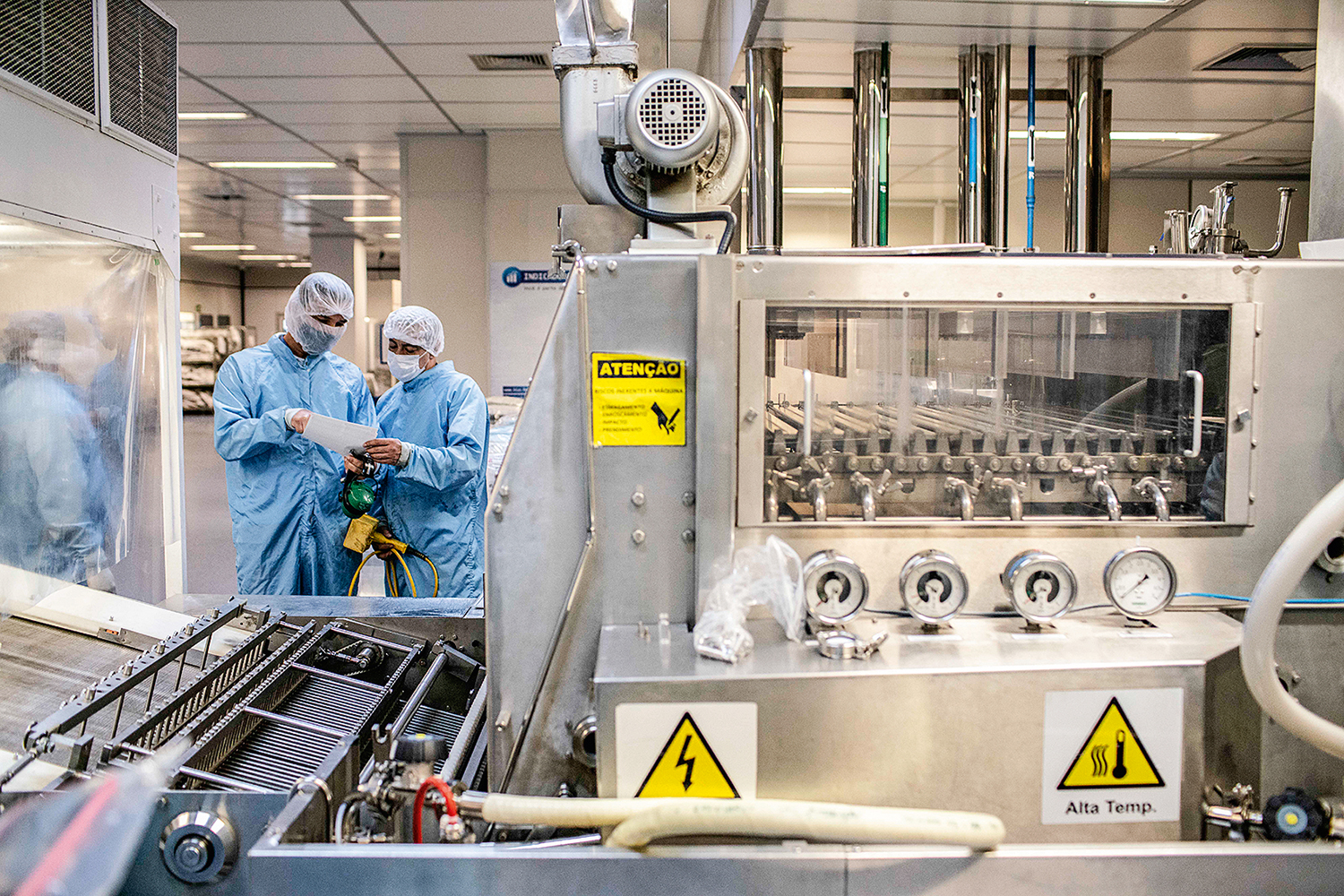 Oxford: Fiocruz receberá primeiro lote de matéria-prima no sábado
