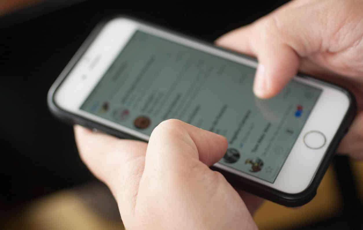 Xingamento em grupo de aplicativo de mensagens gera danos morais