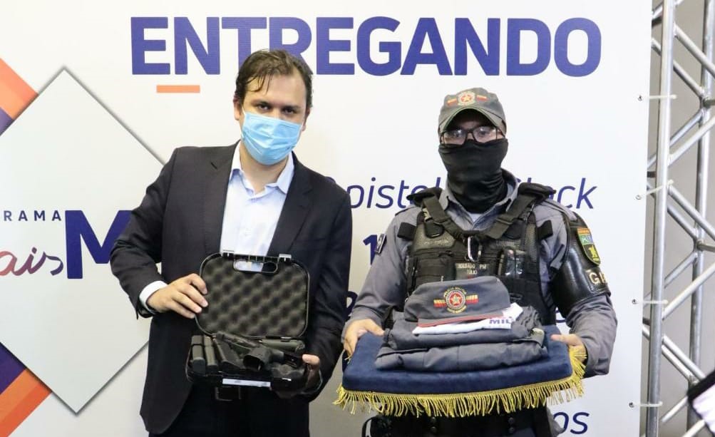 Thiago Silva destina emenda e prestigia entrega de fardas e pistolas para a Polícia Militar