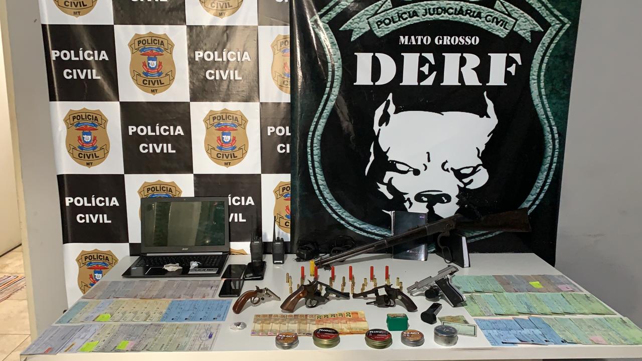 Rondonópolis | Três pessoas são presas com armas, drogas e cheques, após cumprimento de mandados judiciais