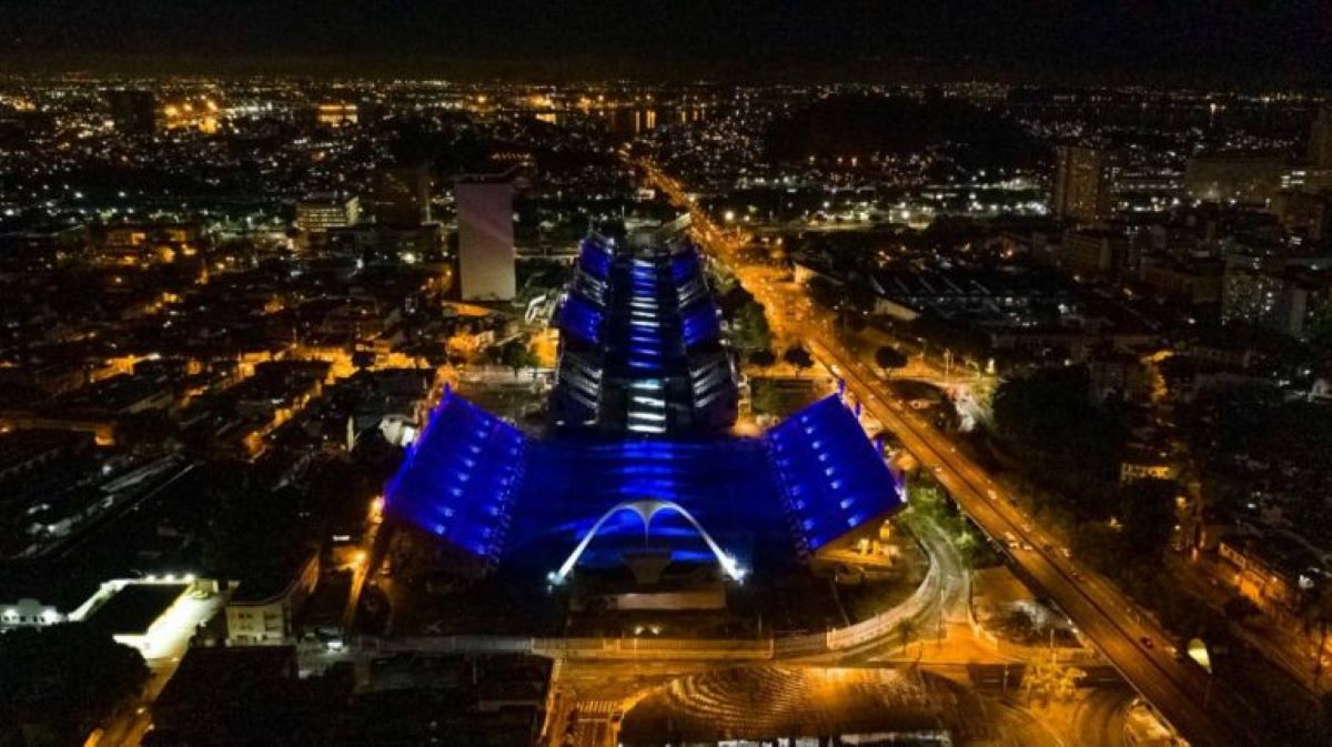 Com Sambódromo iluminado e vazio, chave da cidade é entregue a profissionais da saúde