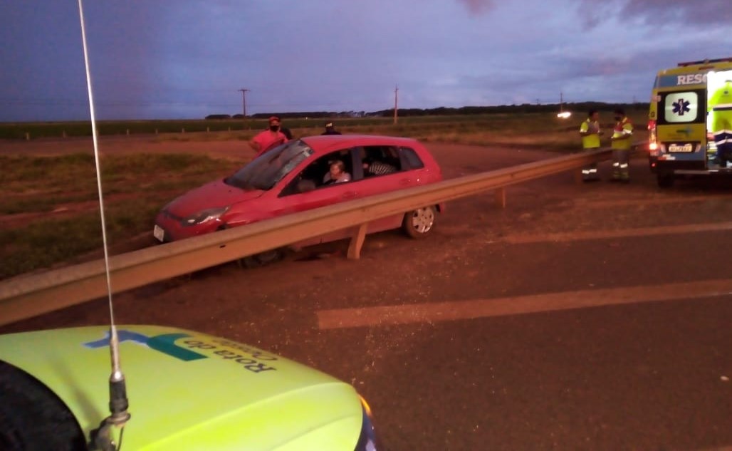 Homem perde o controle do carro, bate em mureta e morre na BR-163 em Rondonópolis