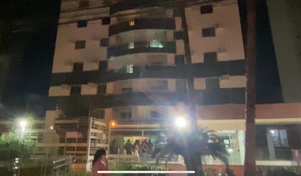 Pai tem surto, corta dutos de gás em condomínio e é sedado após esfaquear o filho em Cuiabá