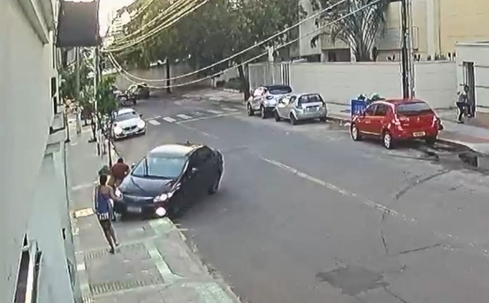 Homem assalta jovem e é atropelado pelo namorado da vítima no Espírito Santo; veja vídeo