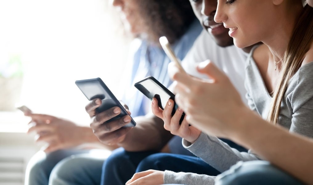 Positividade Tóxica: especialistas falam sobre os efeitos colaterais da felicidade exposta nas redes sociais