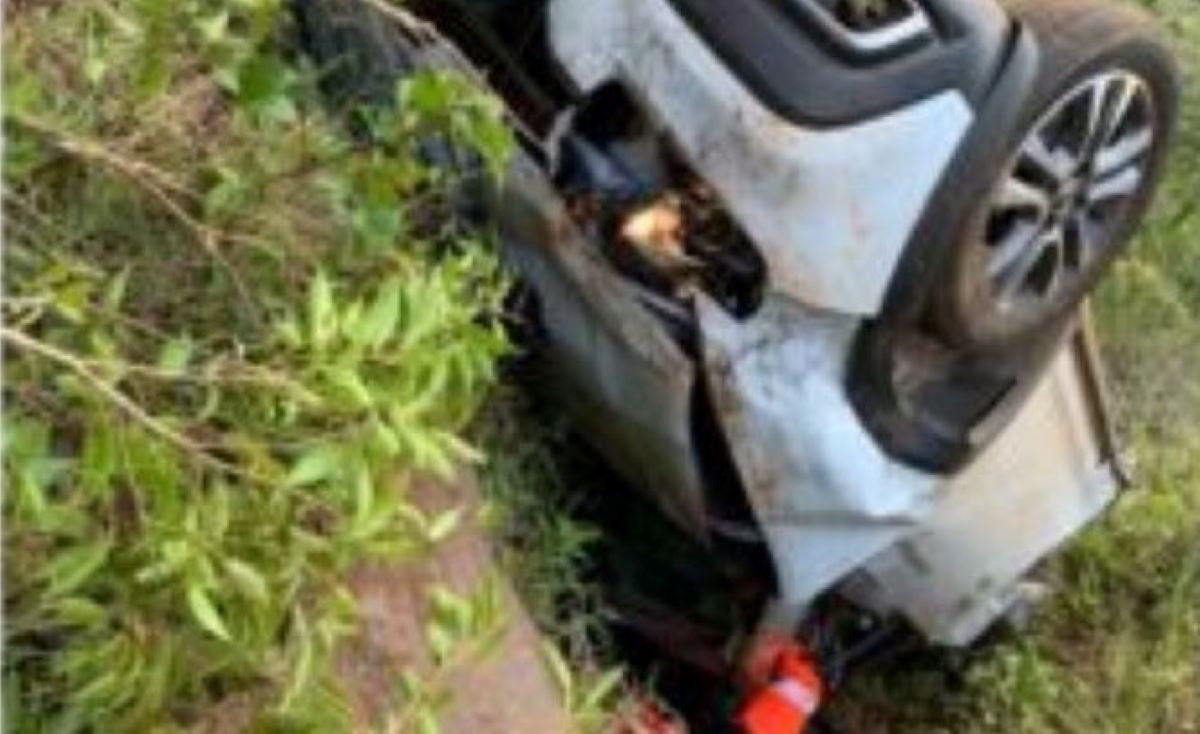 Mulher morre após dar ré e carro cair em ribanceira de 50 metros em Minas Gerais