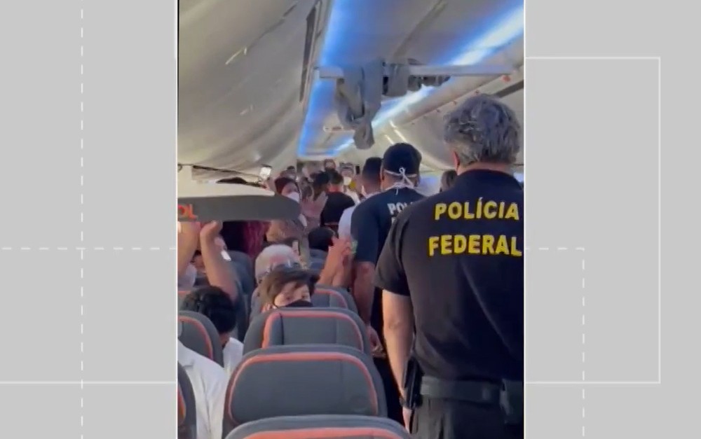 Avião retorna ao aeroporto após decolagem e homem sem máscara é retirado de voo