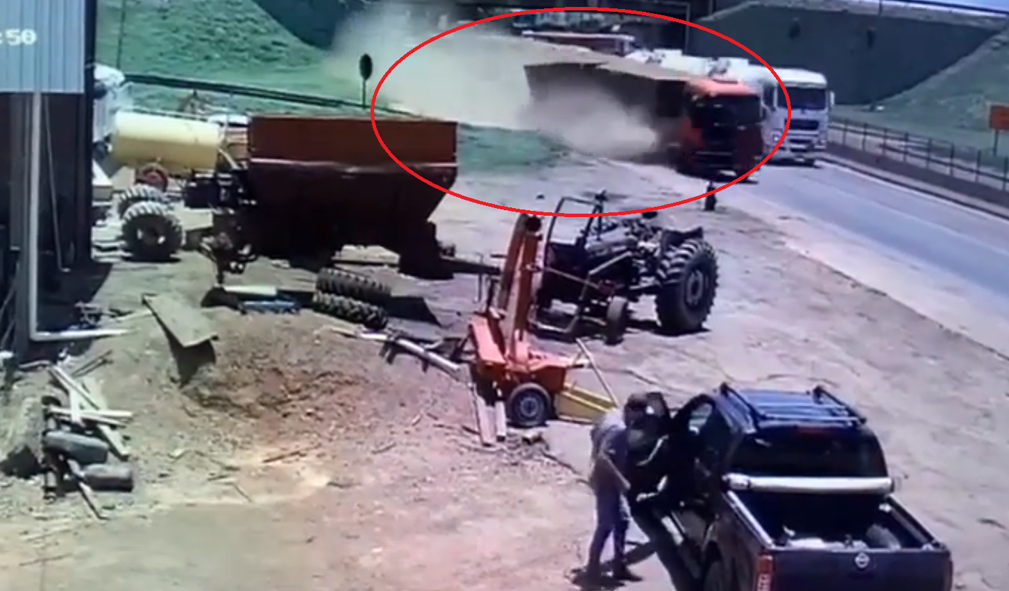 Rondonópolis | Carreta desgovernada bate em van lotada de passageiros; veja vídeo