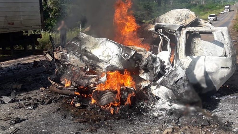 Mato Grosso | Carro pega fogo e motorista morre carbonizado em violenta colisão