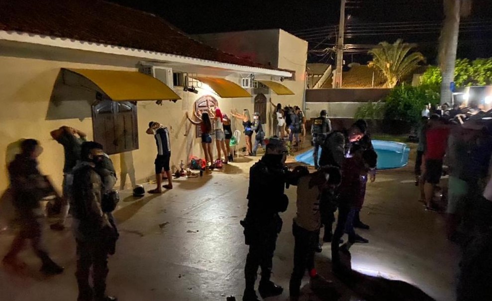 PM identifica festa clandestina, apreende droga e prende cinco em Rondonópolis