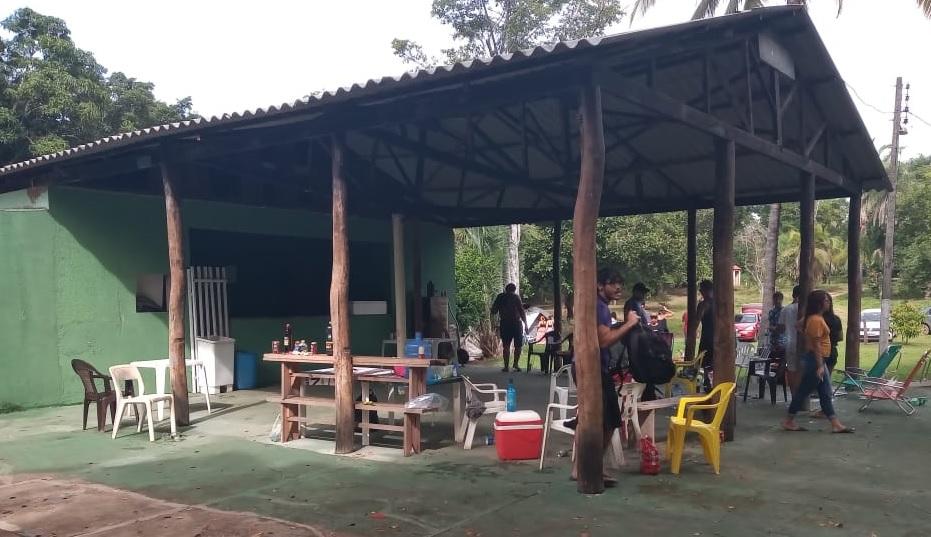 Cuiabá | Dono de espaço recreativo é conduzido à delegacia por promover evento com 80 pessoas