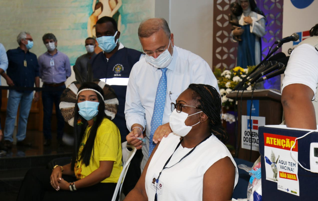 Primeira vacinada na Bahia, é internada com covid três dias antes de receber a segunda dose