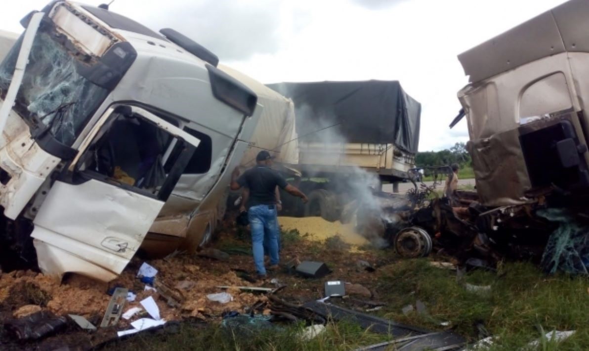 Mato Grosso | Carretas batem de frente e motorista fica ferido