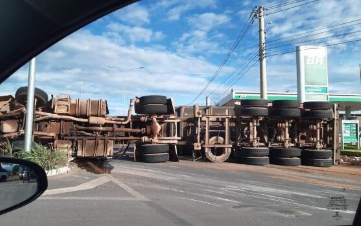 Cuiabá | Carreta tomba na rotatória do condomínio Florais e bloqueia pista