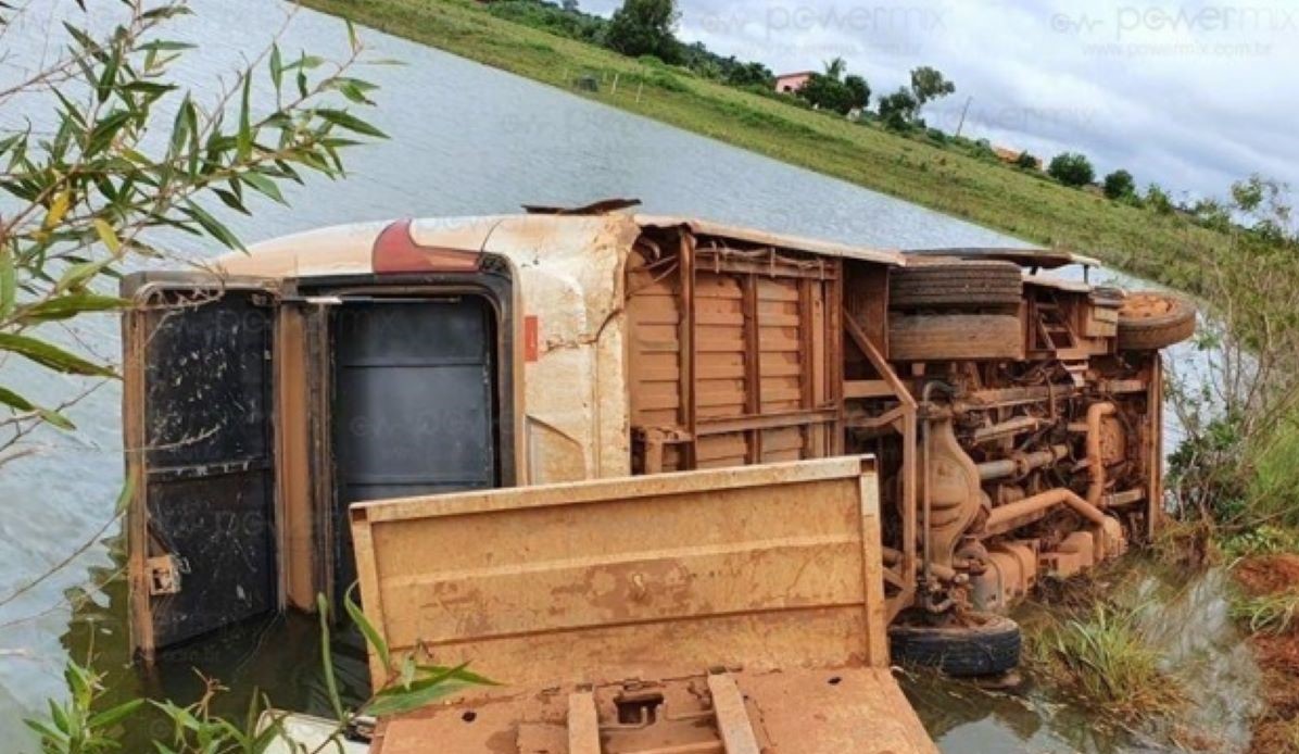 Nova Mutum | Ônibus com 12 trabalhadores tomba em represa próxima a assentamento