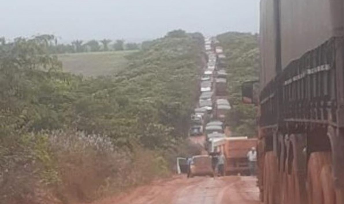 Mato Grosso | BR sem asfalto causa fila com mais de 100 caminhões