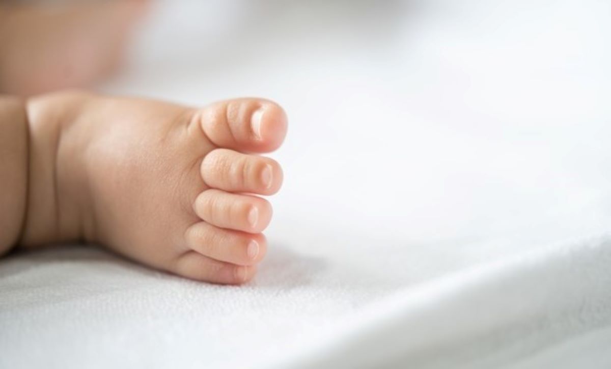 Bebê de 8 meses vítima de suposto estupro morre em UTI de Cuiabá