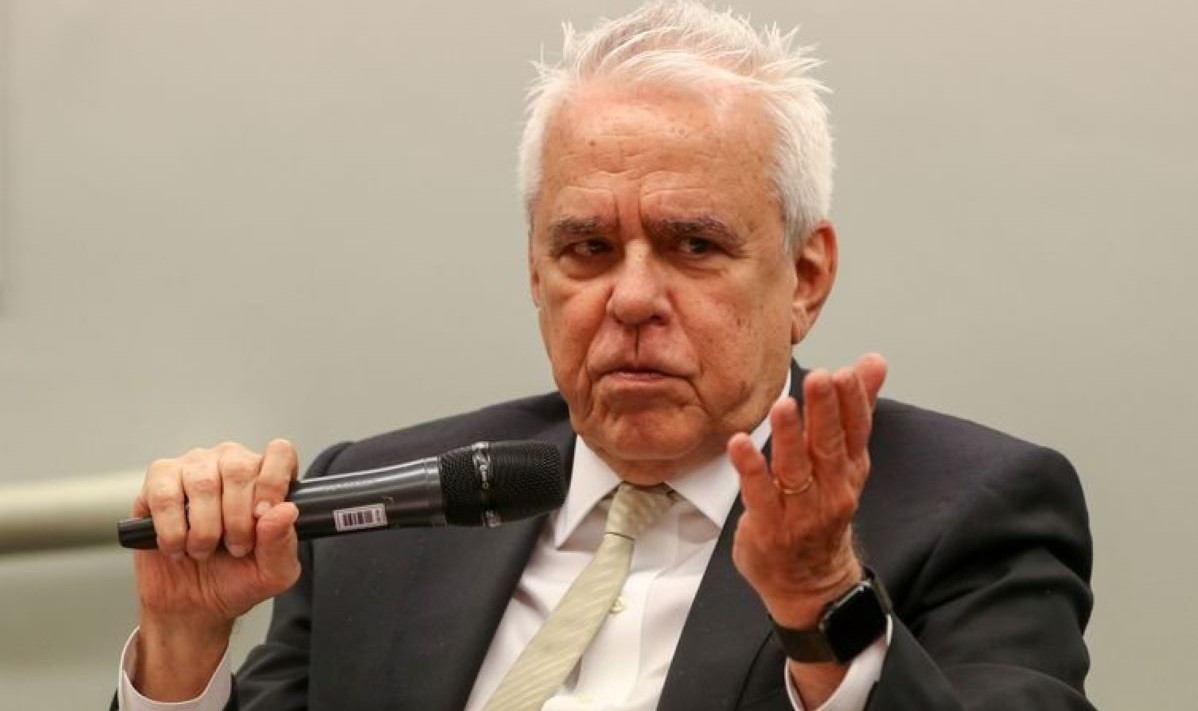 Combustível ‘não é caro nem barato, é o preço de mercado’, diz presidente da Petrobras