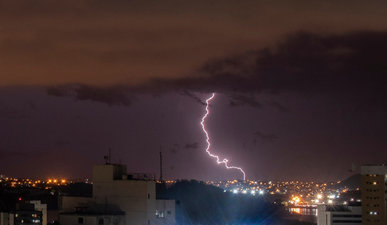 Risco de raios e de chuva forte em quase todo o país nesta terça