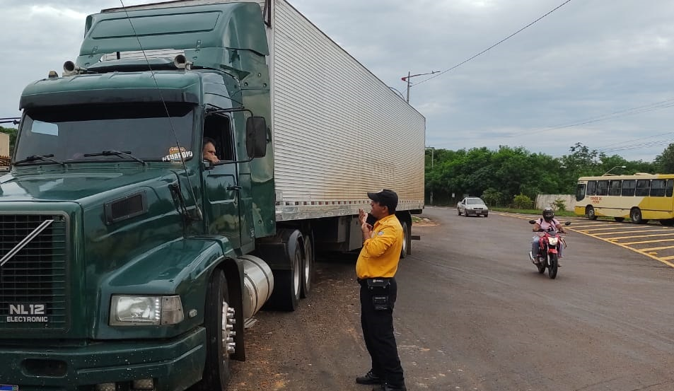 Mesmo com fiscalização, caminhões insistem em circular em horário proibido no centro de Rondonópolis