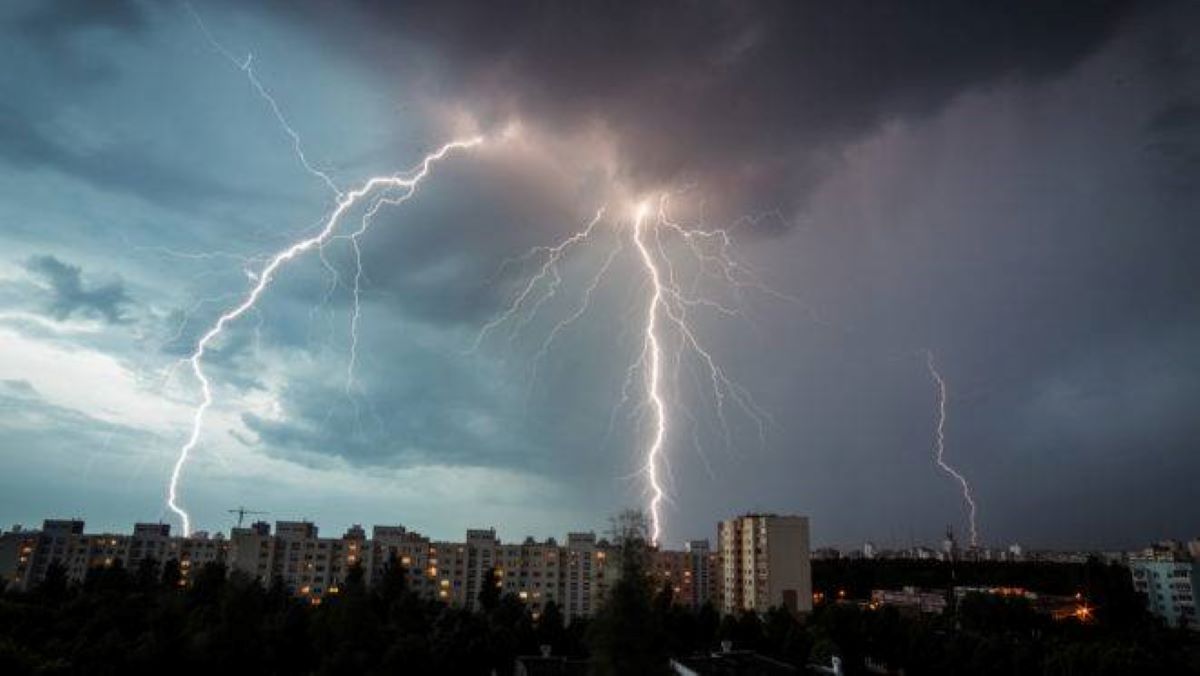 Tempo instável e risco de raios em quase todo o Brasil