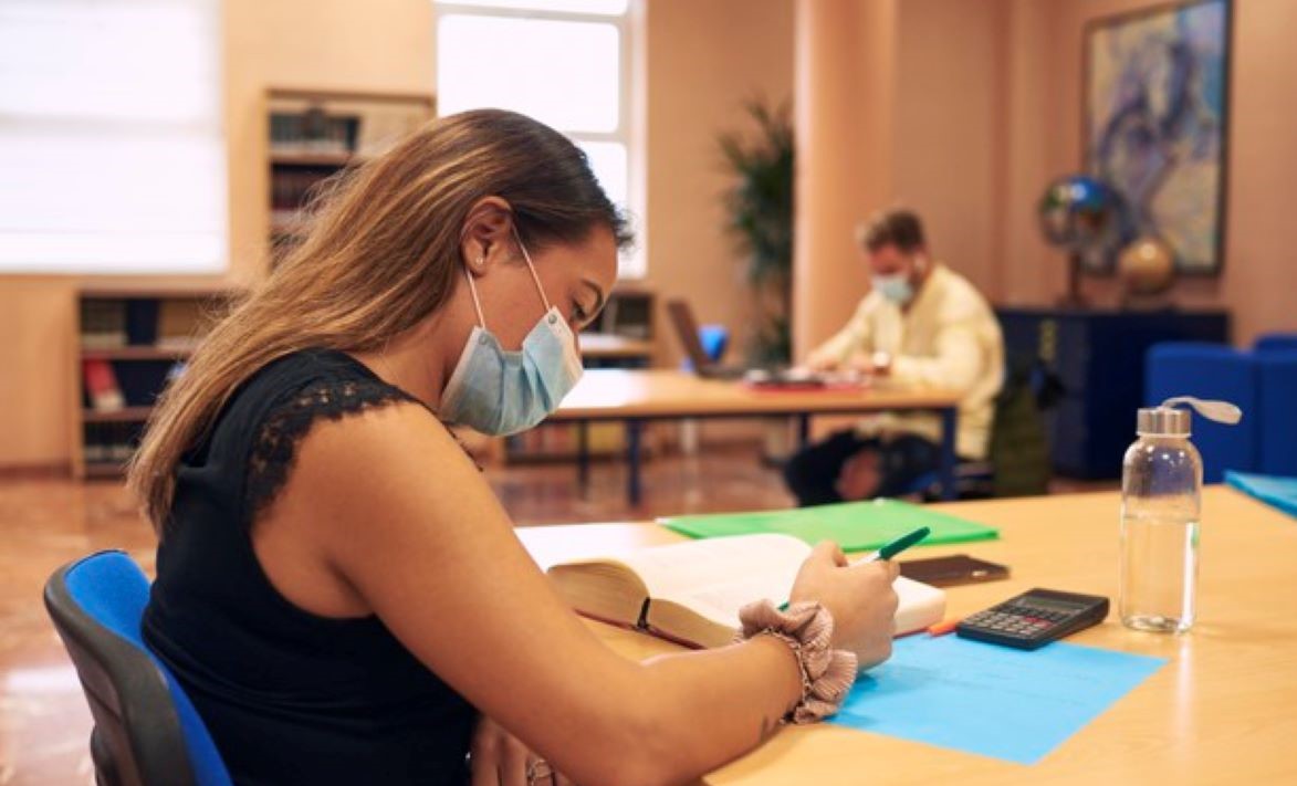 Para conter evasão, PL propõe pagar R$ 2.900 a alunos que concluem Ensino Médio