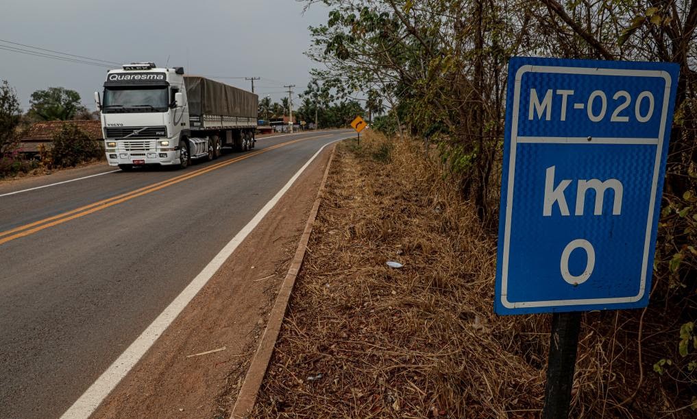 Governo de Mato Grosso assina ordens de serviço para obras de infraestrutura em 56 municípios