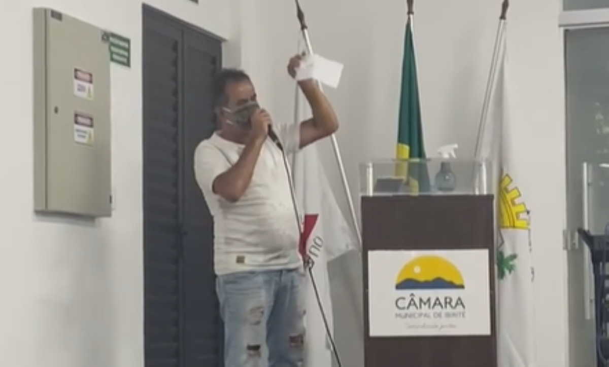 ‘Isso não é salário de vereador. É de vendedor de laranja e engraxate’, reclama parlamentar do salário de quase R$ 6 mil