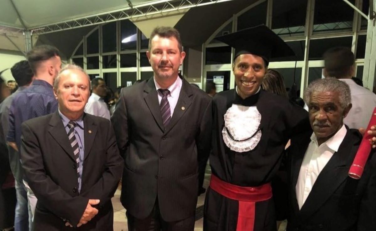 Faxineiro em Fórum de Minas Gerais conclui faculdade de direito na PUC