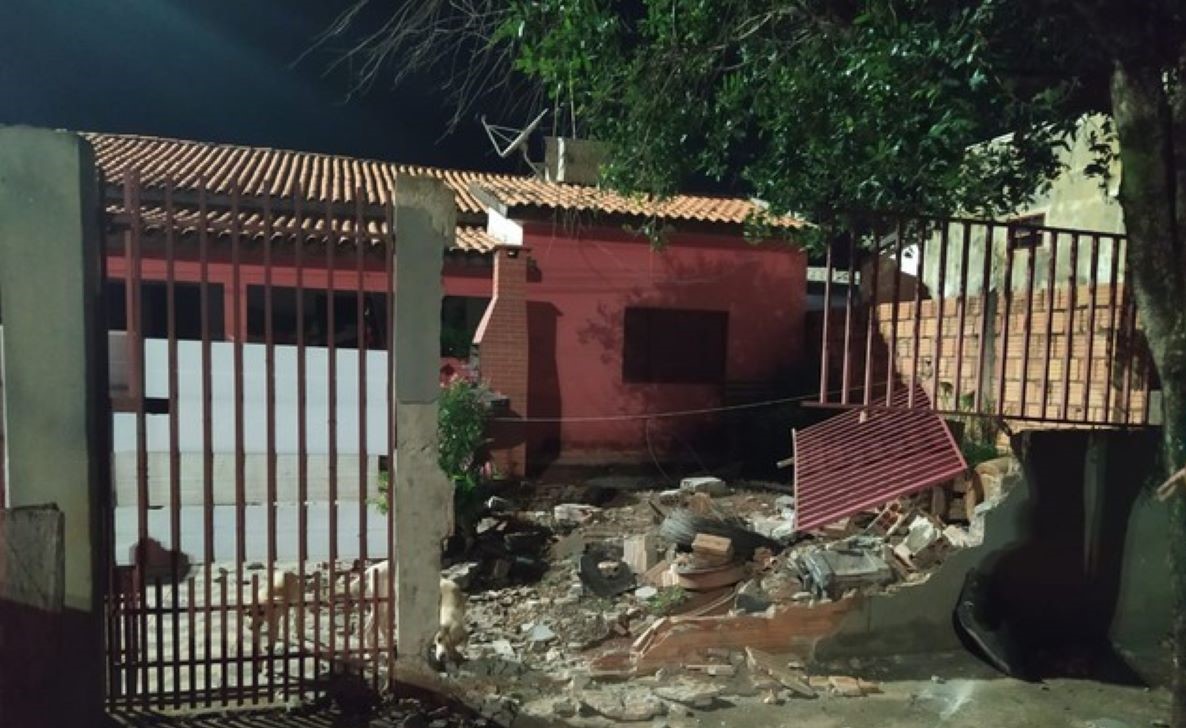 Tangará da Serra | Bandido foragido derruba muro de residência ao tentar fugir da PM