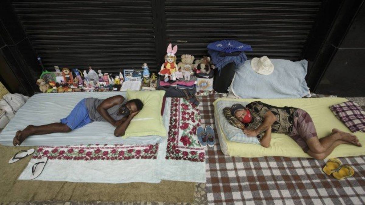Espaço criado por dois moradores de rua no centro do Rio de Janeiro chama atenção: “Tudo bem cuidado”