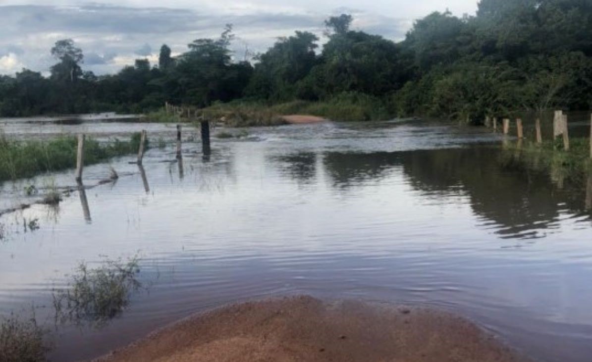 Rio do Meio transborda em Colíder e deixa estradas intransitáveis
