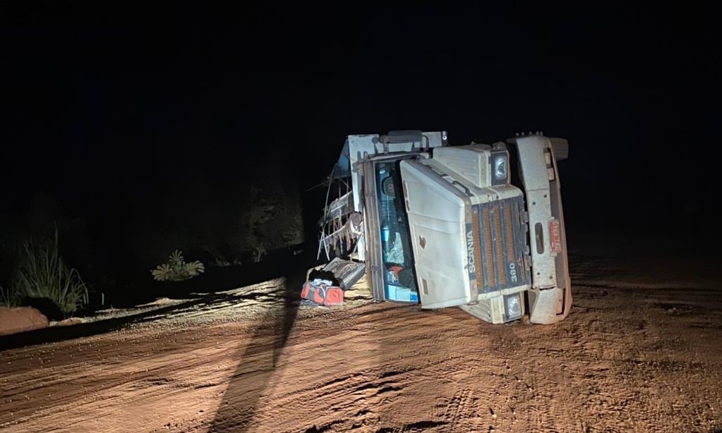 Mato Grosso | Carreta carregada com soja tomba na BR-158 após desviar de buraco em cabeceira de ponte