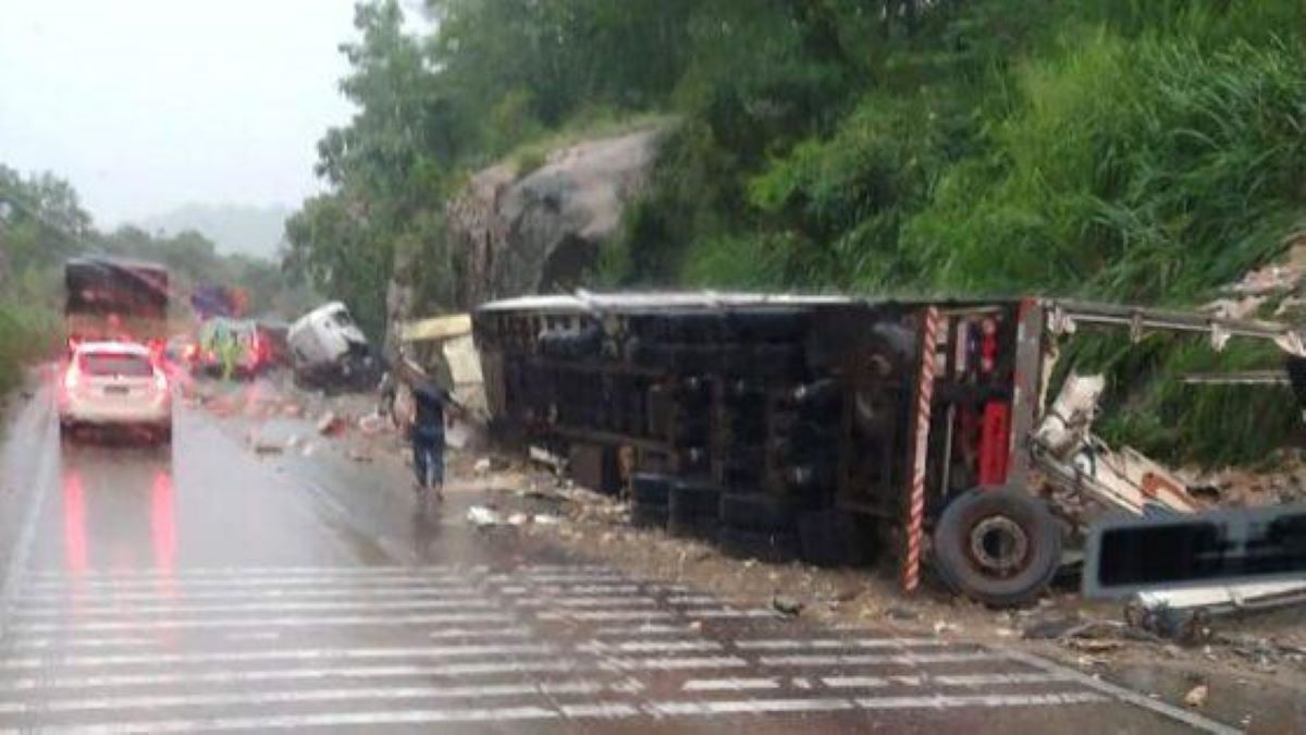 Mato Grosso | Carreta tomba na BR-364 e motorista fica ferido