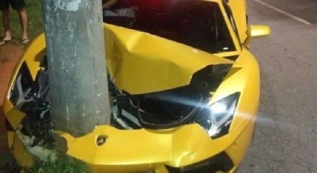 Cuiabano bate Lamborghini contra poste e foge a pé