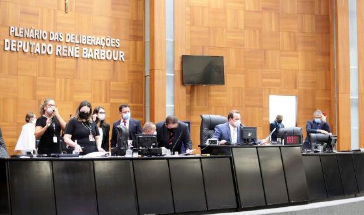 ALMT rejeita projeto que antecipava feriado em Mato Grosso