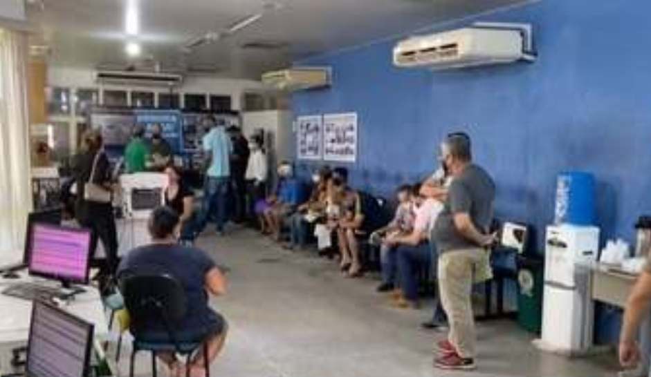Famílias de vítimas da Covid-19 se aglomeram em Central Funerária de Cuiabá para liberar corpos