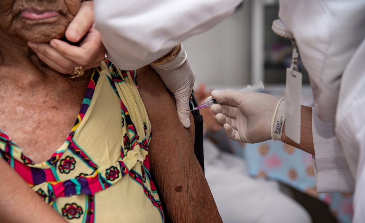 Rondonópolis | Profissionais de saúde e idosos vão receber doses nestas quinta e sexta-feira