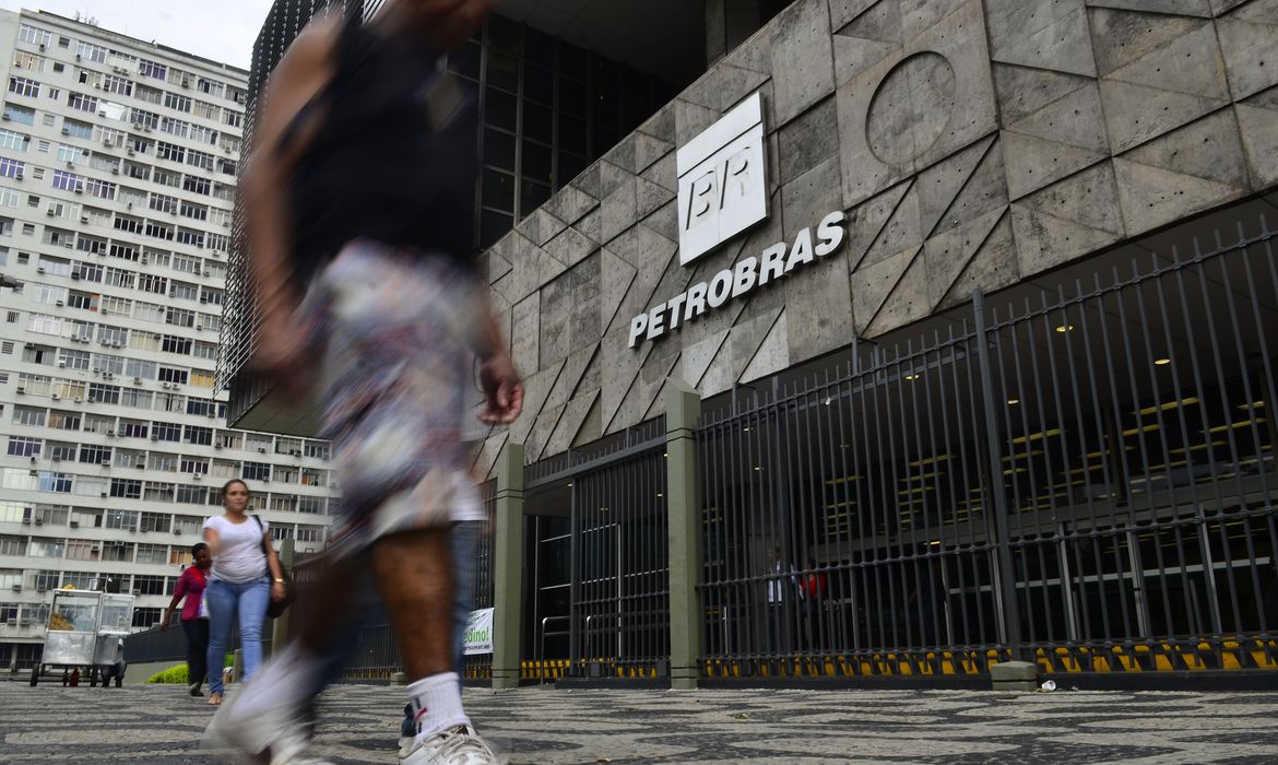 Petrobras prepara novo aumento no preço dos combustíveis, diz Bolsonaro