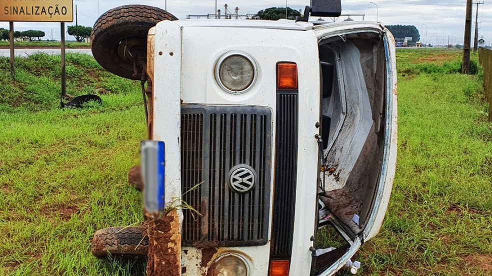 Acidente entre Kombi e carro deixa 5 pessoas feridas na BR-163 em Sorriso