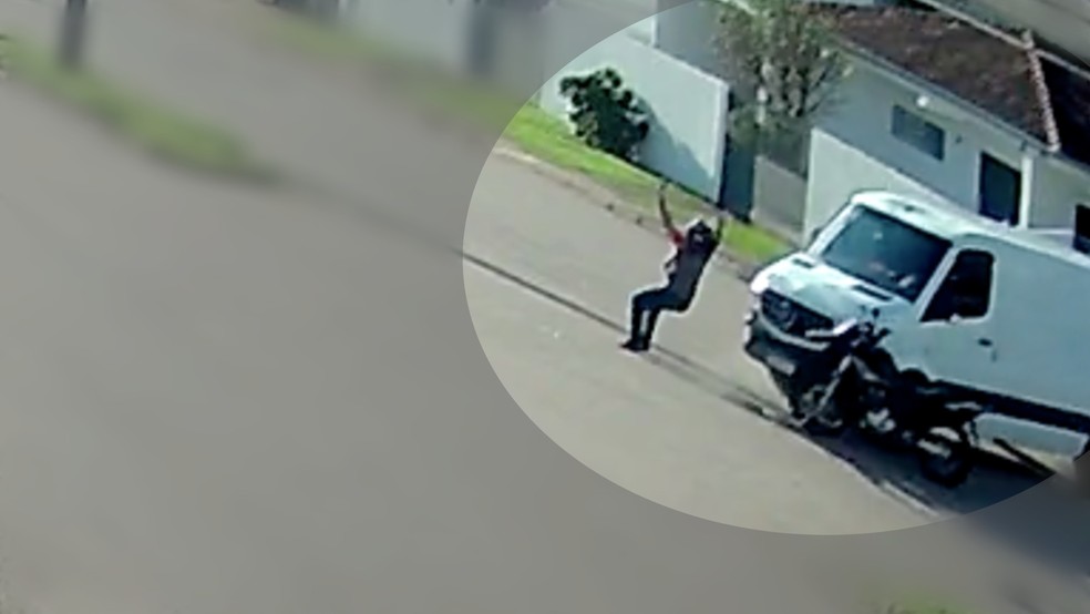 Motociclista é arremessado de moto e cai de pé em acidente; veja vídeo